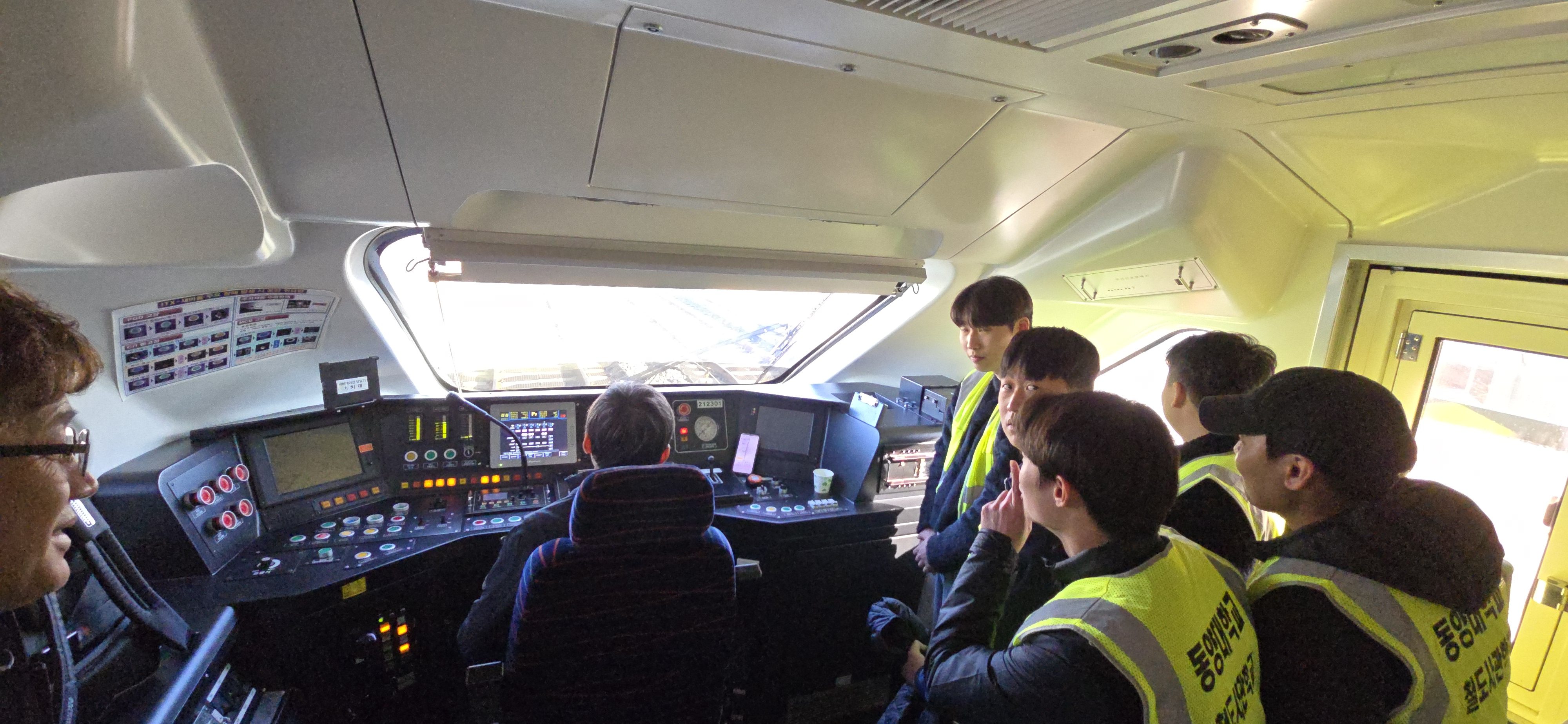 철도사관학교 운전실 실습.jpg