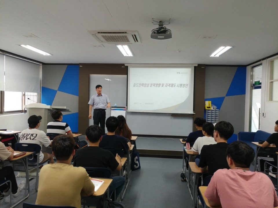 22기 특강 사진(교통안전공단 엄득종처장님).jpg